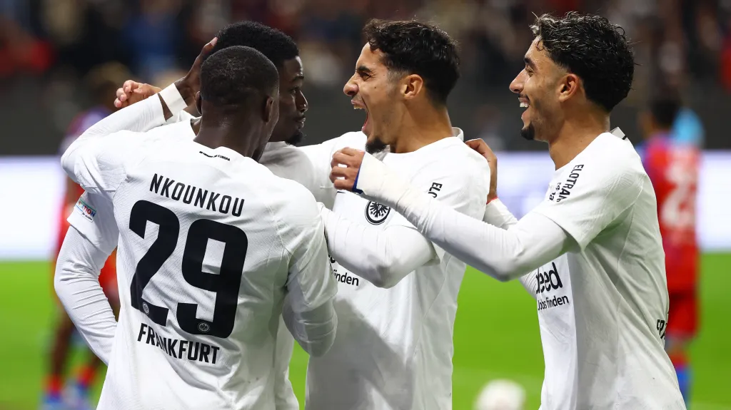 Fotbalisté Frankfurtu se radují po gólu