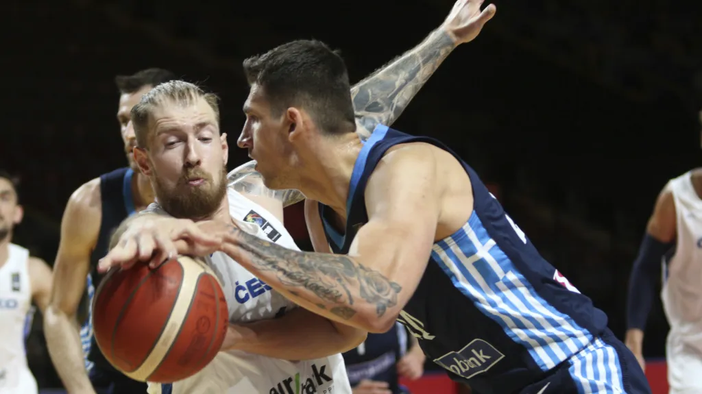 Patrik Auda v utkání s Řeckem