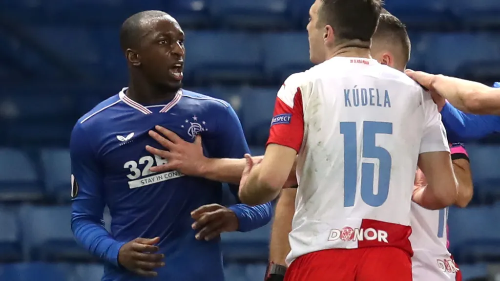 Glen Kamara z Rangers (vlevo) a Ondřej Kúdela ze Slavie při výměně názorů