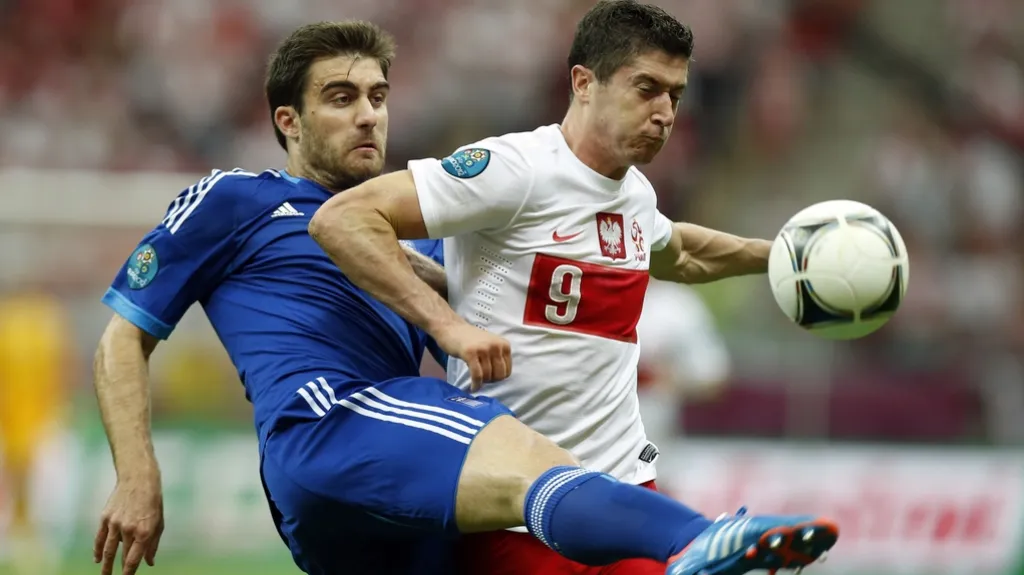 Souboj Papastapoluse (vlevo) s Lewandowskym