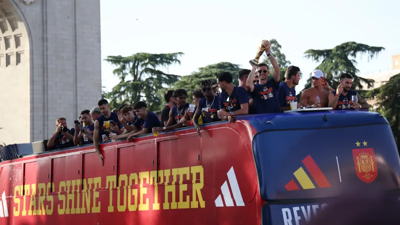 Španělští mistři světa projíždí Madridem v autobusu s trofejí