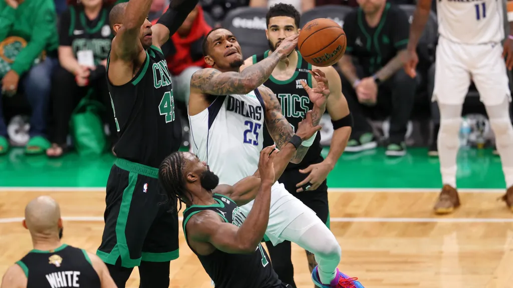 Obrana Boston Celtics během druhého utkání finále NBA proti Dallas Mavericks