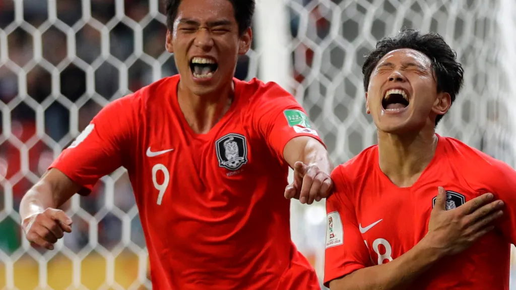 Korejci se radují po gólu v brance Argentiny