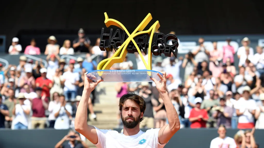 Nikoloz Basilašvili s trofejí pro vítěze turnaje v Hamburku
