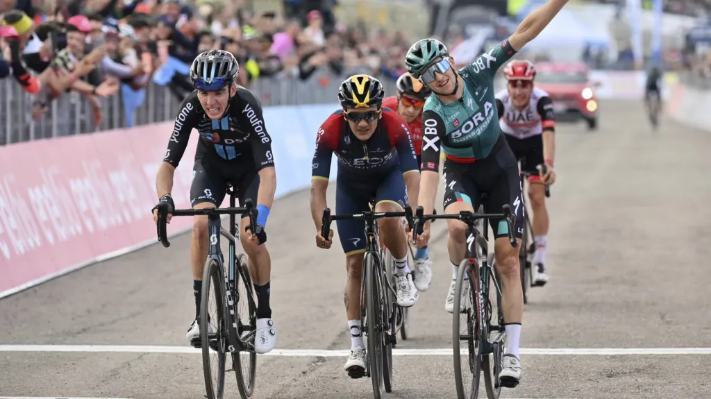 Jai Hindley slaví triumf na deváté etapě Giro d'Italia