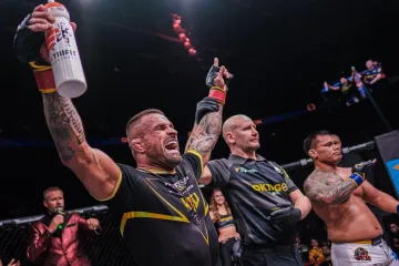 Karlos Vémola se raduje z vítězství