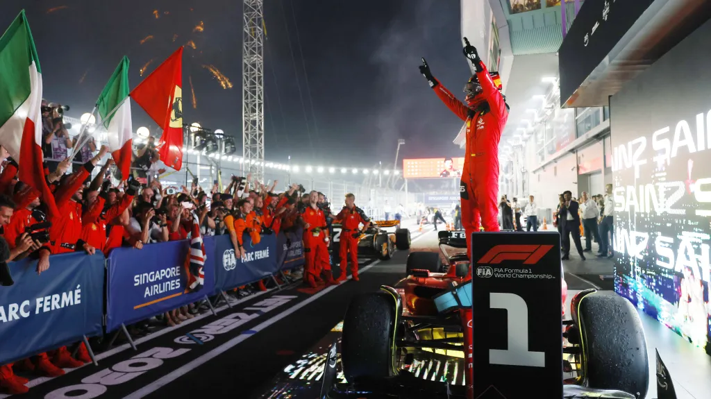 Carlos Sainz oslavuje výhru v Singapuru