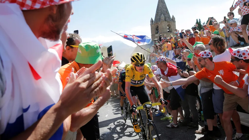 Chris Froome při stoupání na Alpe d'Huez