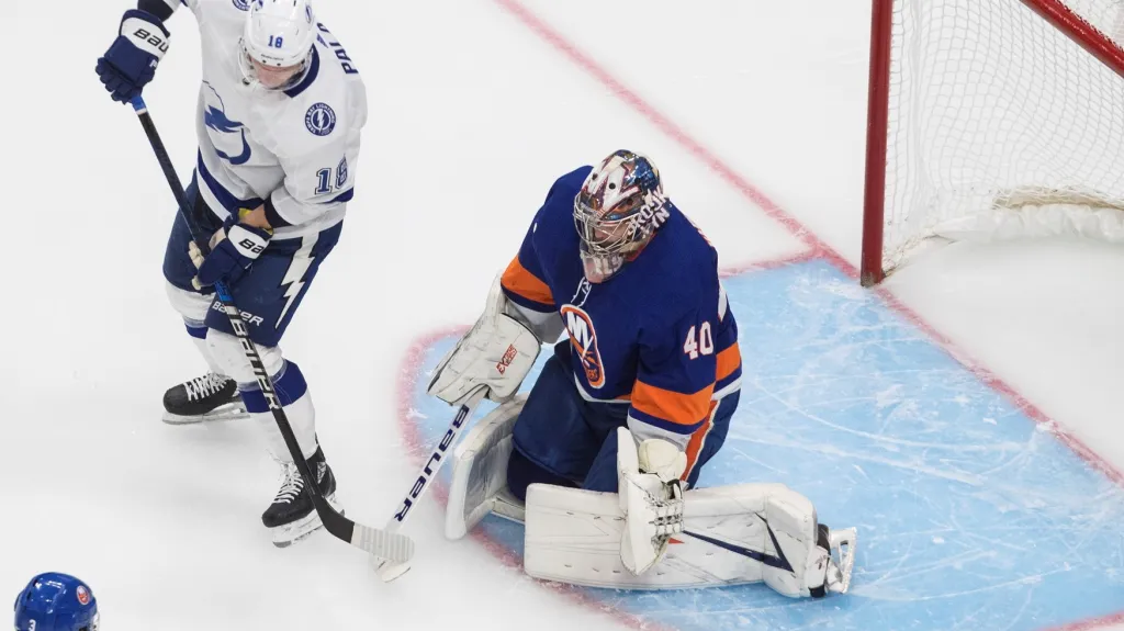 Ondřej Palát cloní Semjonu Varlamovi