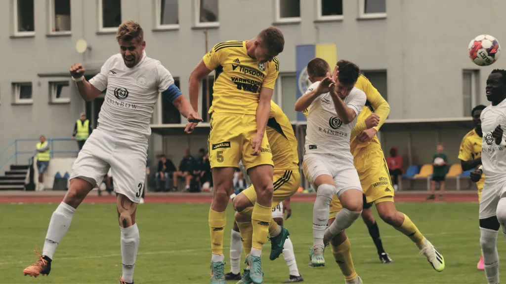 Druholigoví fotbalisté Varnsdorfu (ve žlutém)