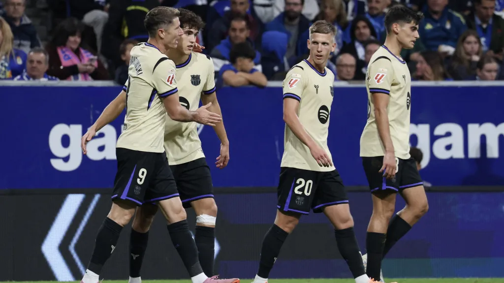 Fotbalisté Barcelony slaví trefu Lewandowského