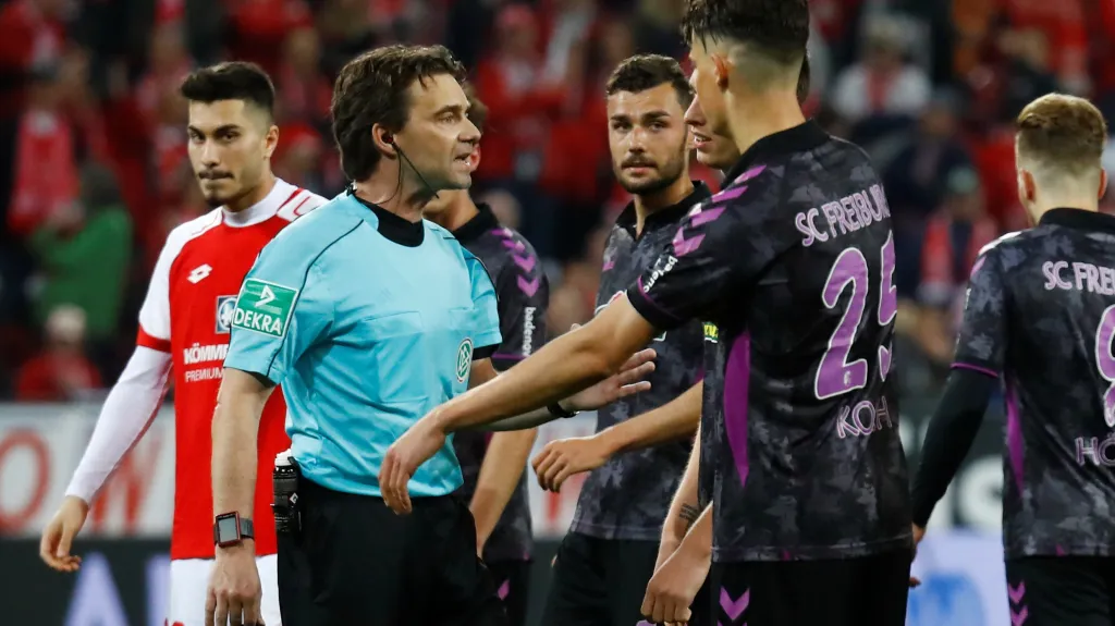 Rozhodčí Guido Winkmann v diskusi s hráči Freiburgu