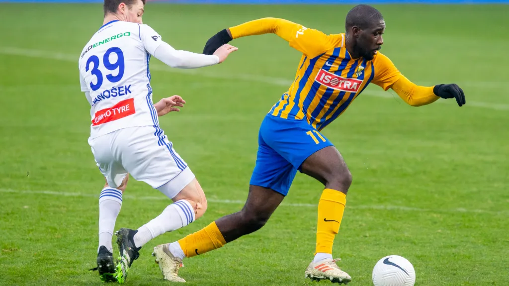 Dominik Janošek z Mladé Boleslavi se pokouší obrat o míč opavského Joela Christ Tiehiho