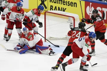 Kanaďan Dylan Cozens překonává Karla Vejmelku v české brance