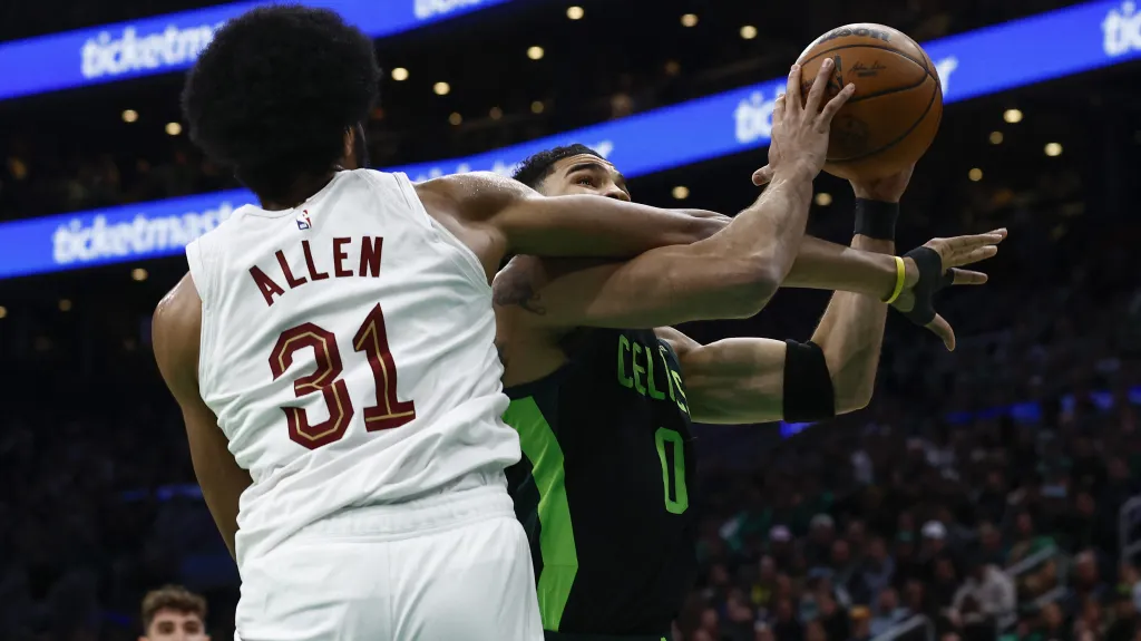 Jarrett Allen a Jayson Tatum v utkání Clevelandu s Bostonem