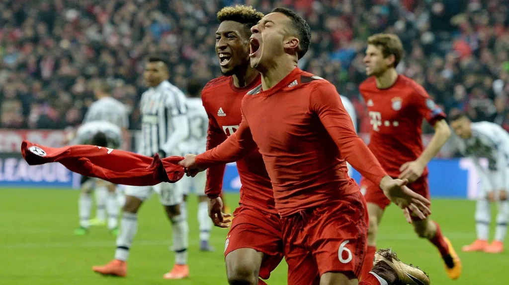 Thiago z Bayernu slaví vítězný gól v síti Juventusu