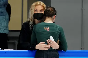 Eteri Tutberidzeová se svou svěřenkyní na tréninku