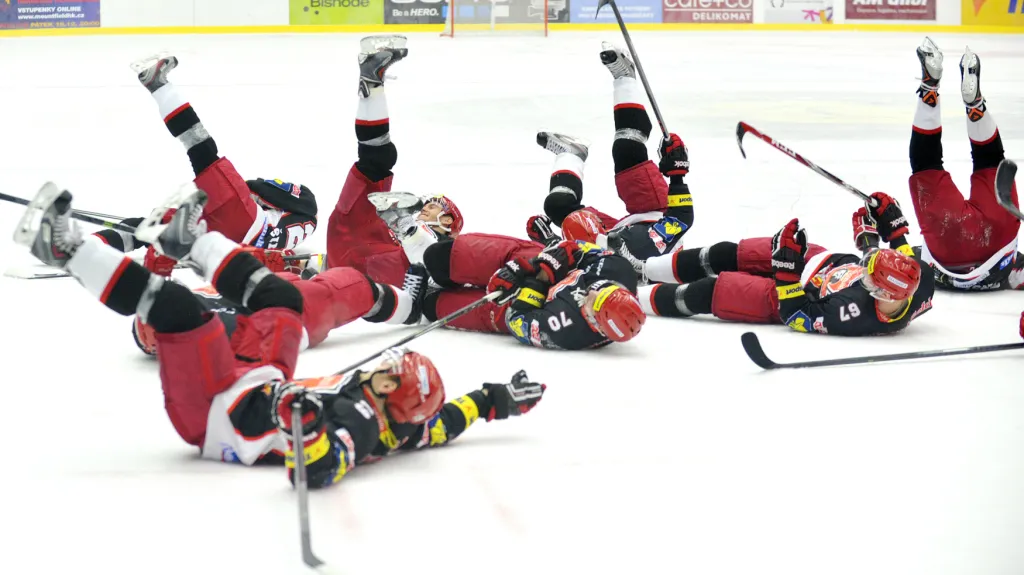 Hradečtí hokejisté po vítězství nad Libercem