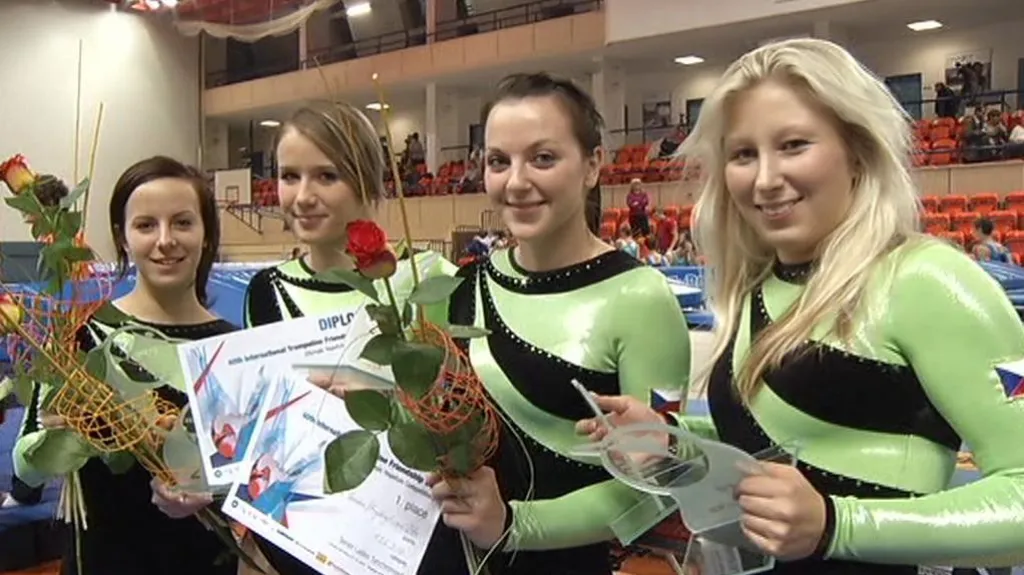 Zita Frydrychová (vpravo) a vítězné skokanky na trampolíně