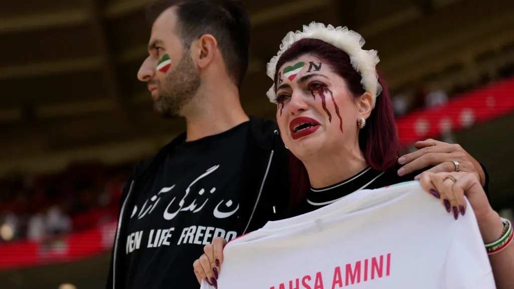 Íránští fanoušci. Mahsá Amíníová byla zadržena za špatně nasazený hidžáb a zemřela během svého zadržení íránskou policí