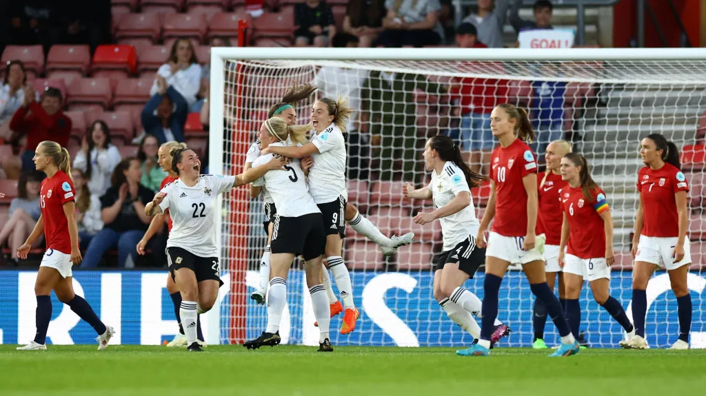 Nelsonová překonala rekord Eura, úvodní výhru ale slaví Norsko