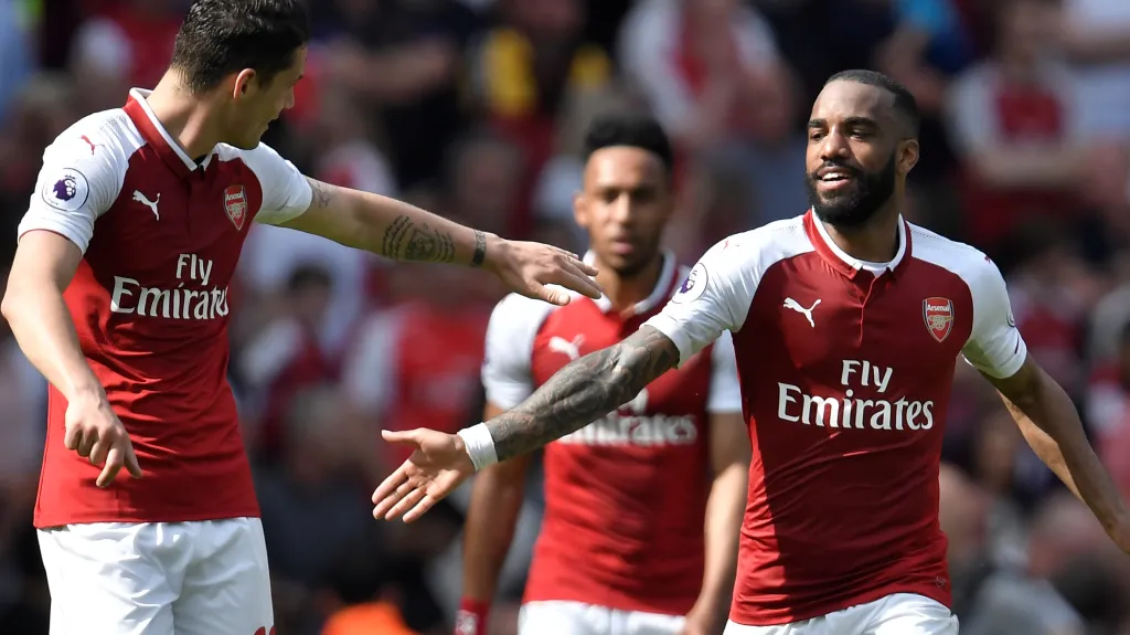 Alexandre Lacazette (vpravo) se raduje z gólu Arsenalu
