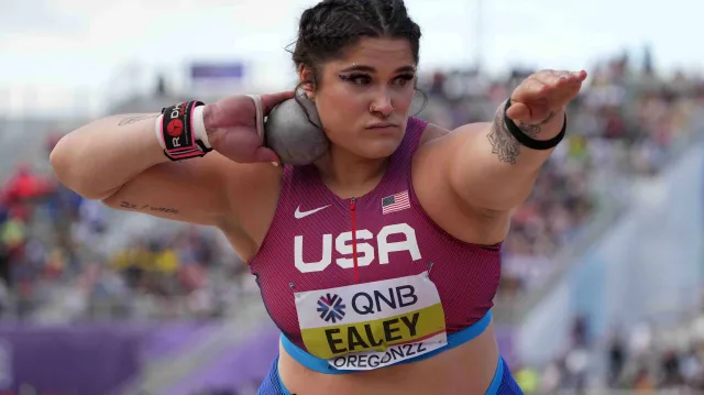 Vítězný hod koulařky Ealeyové hned v úvodu soutěže