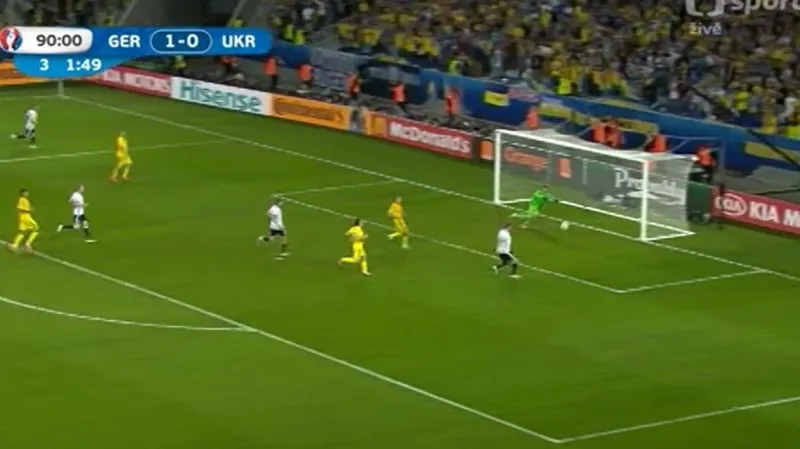 Gól v utkání Německo - Ukrajina: Schweinsteiger - 2:0 (92. min.)