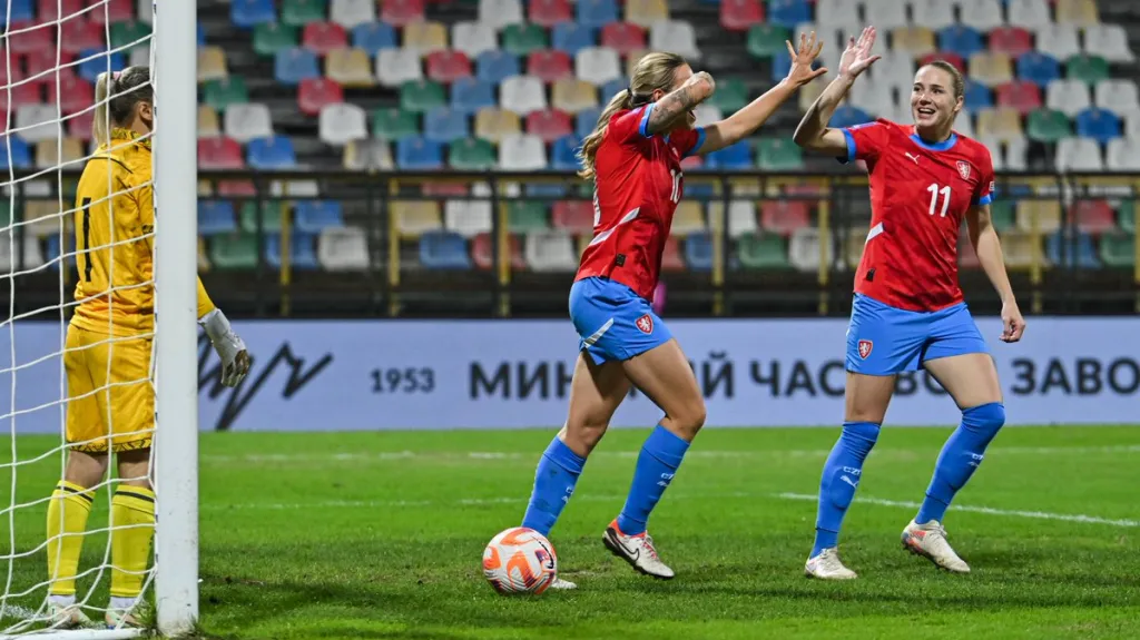 Kateřina Svitková (vlevo) a Tereza Krejčiříková se radují z gólu