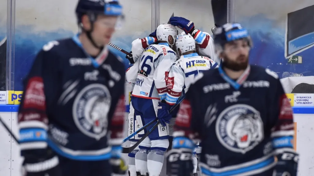Hokejisté Komety Brno se radují v utkání proti Liberci