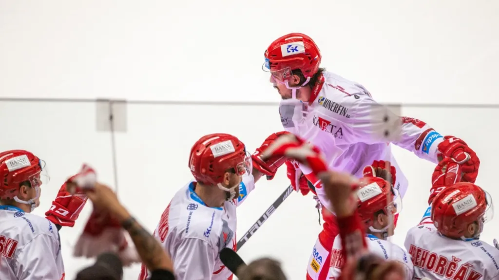 Matěj Stránský se raduje se spoluhráči z Třince