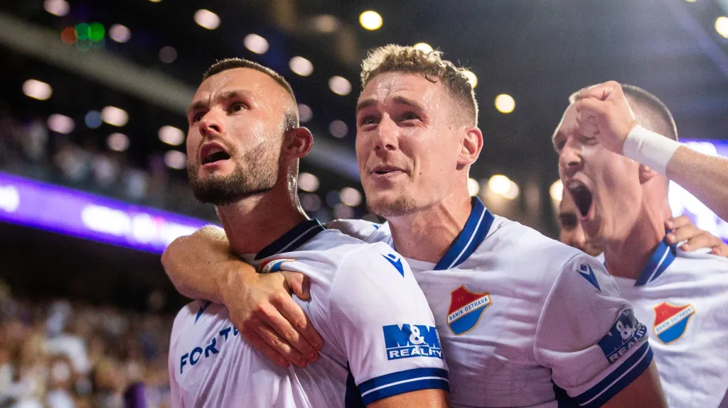 Erik Prekop slaví se spoluhráči branku proti Austrii Vídeň