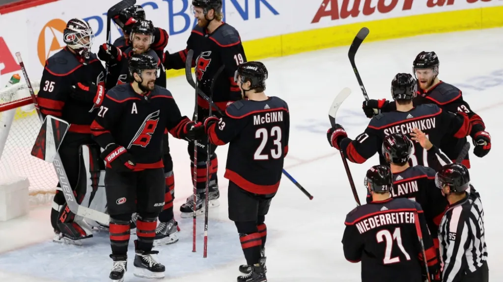 Hokejisté Caroliny Hurricanes se radují z postupu do finále Východní konference