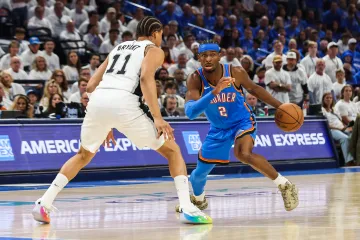 Carter Bryant a Shai Gilgeous-Alexander v utkání Oklahomy se San Antoniem