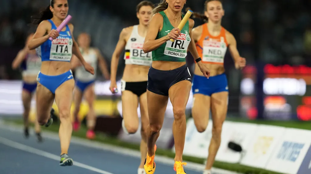 Smíšenou štafetu na 400 metrů překvapivě vyhrála irská čtveřice