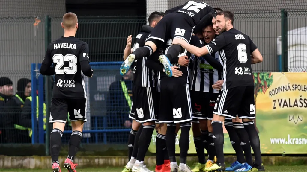 Fotbalisté Českých Budějovic oslavují gól ve Zlíně