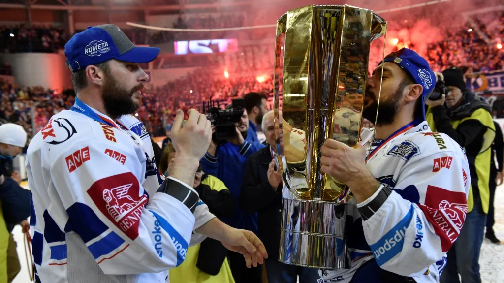 Leoš Čermák (vlevo) a Jozef Kováčik s pohárem pro mistra extraligy