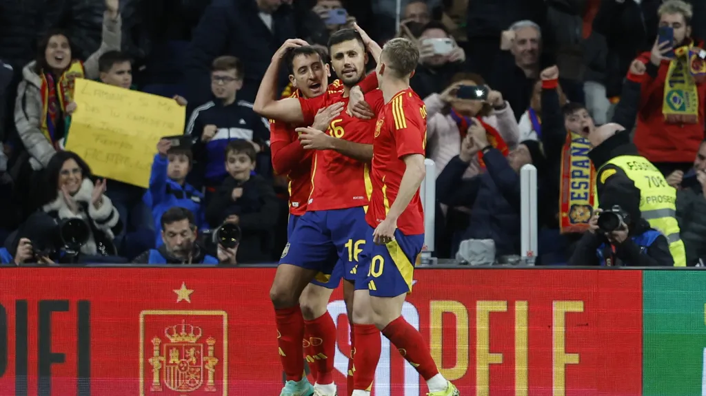 Rodri oslavuje se spoluhráči z reprezentace