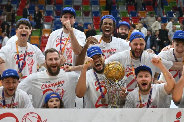Zlatá rozlučka šampionů. Nejnapínavější finále přeci jen ovládl Nymburk