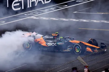 Lando Norris slaví zisk prvního titulu mistra světa