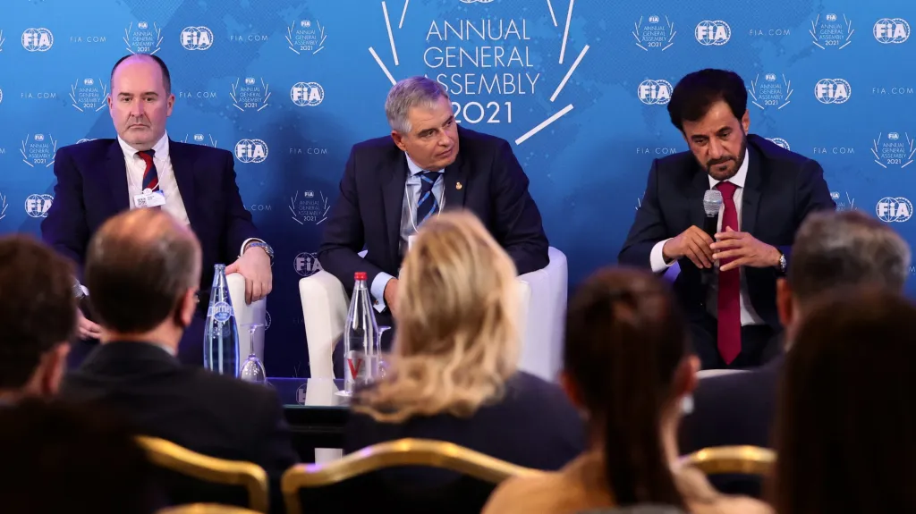 Robert Reid, prezident senátu FIA Carmelo Sanz de Barros a Muhamad Sulajím