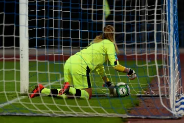 Brankářka Barbora Votíková tahá míč z branky