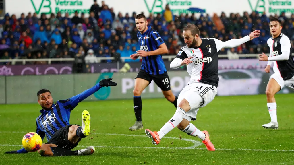 Gonzalo Higuaín dává gól Atalantě