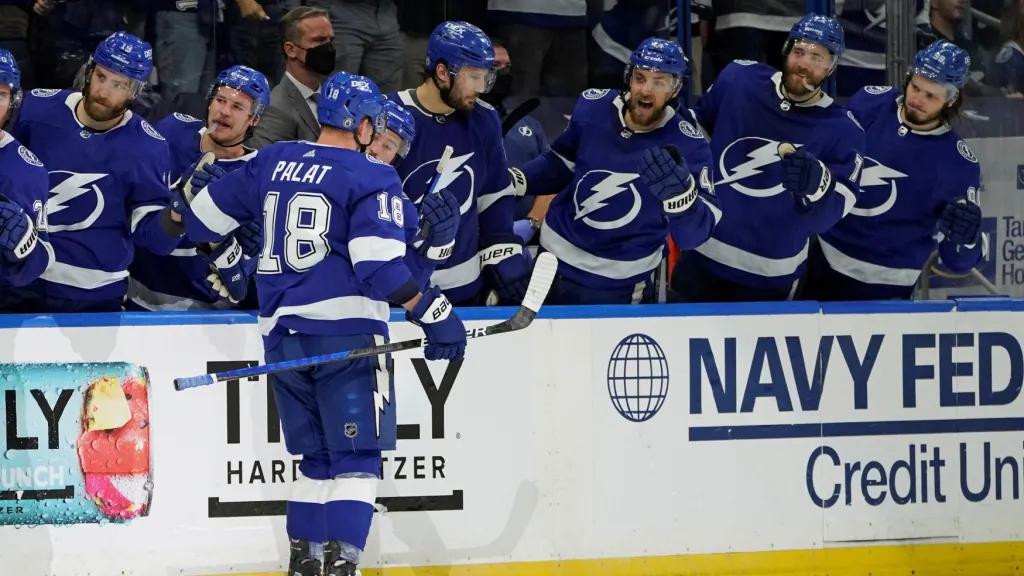 Ondřej Palát slaví s Tampou svoji branku proti Islanders
