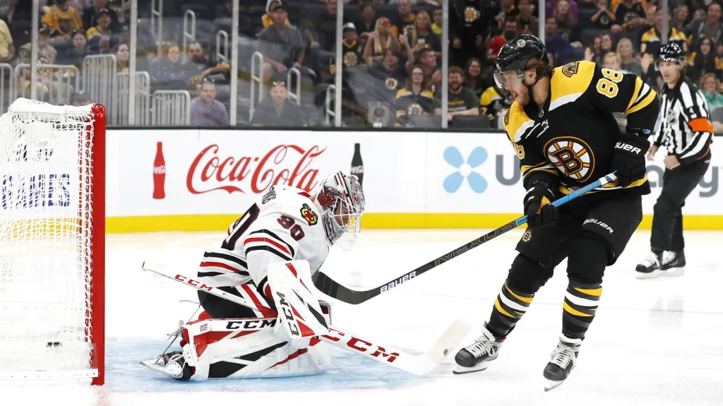 David Pastrňák skóruje proti Chicagu