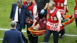 Cristiano Ronaldo je odnášen ze hřiště během finále ME