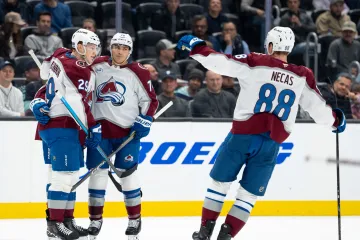 Martin Nečas se raduje se spoluhráči