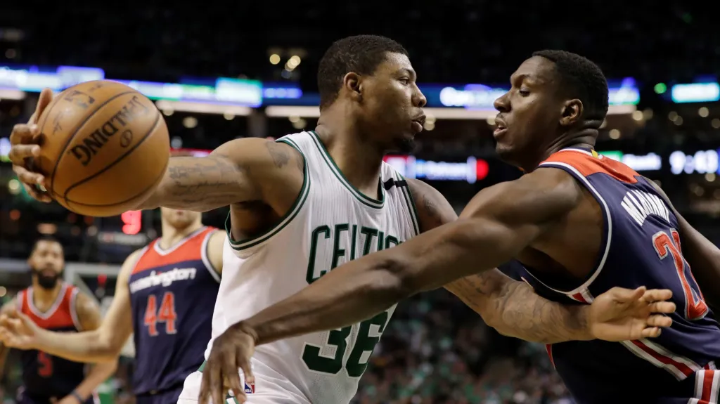 Marcus Smart z Bostonu Celtics v akci proti Ianu Mahinmimu z Washingtonu Wizards