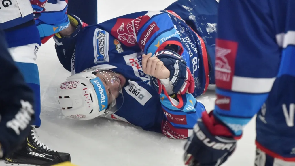 Zraněný Jan Hruška v utkání proti Liberci