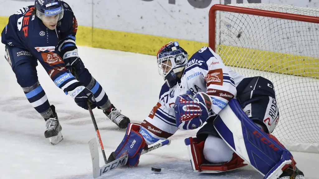 Brankář Vítkovic Daniel Dolejš zasahuje